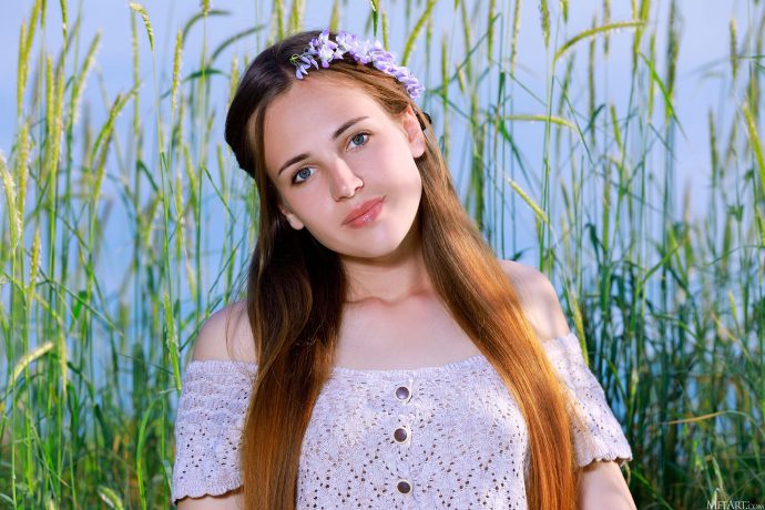 Эротическая фотосессия в колхозном поле