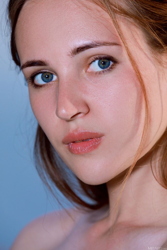 Эротическая фотосессия в колхозном поле