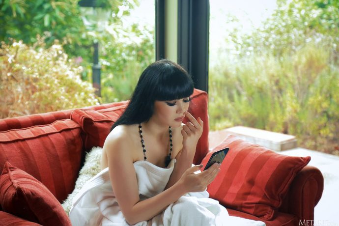 Голая Нефертити собирается в гости