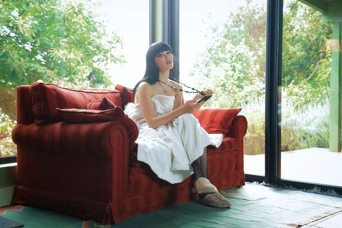 Голая Нефертити собирается в гости