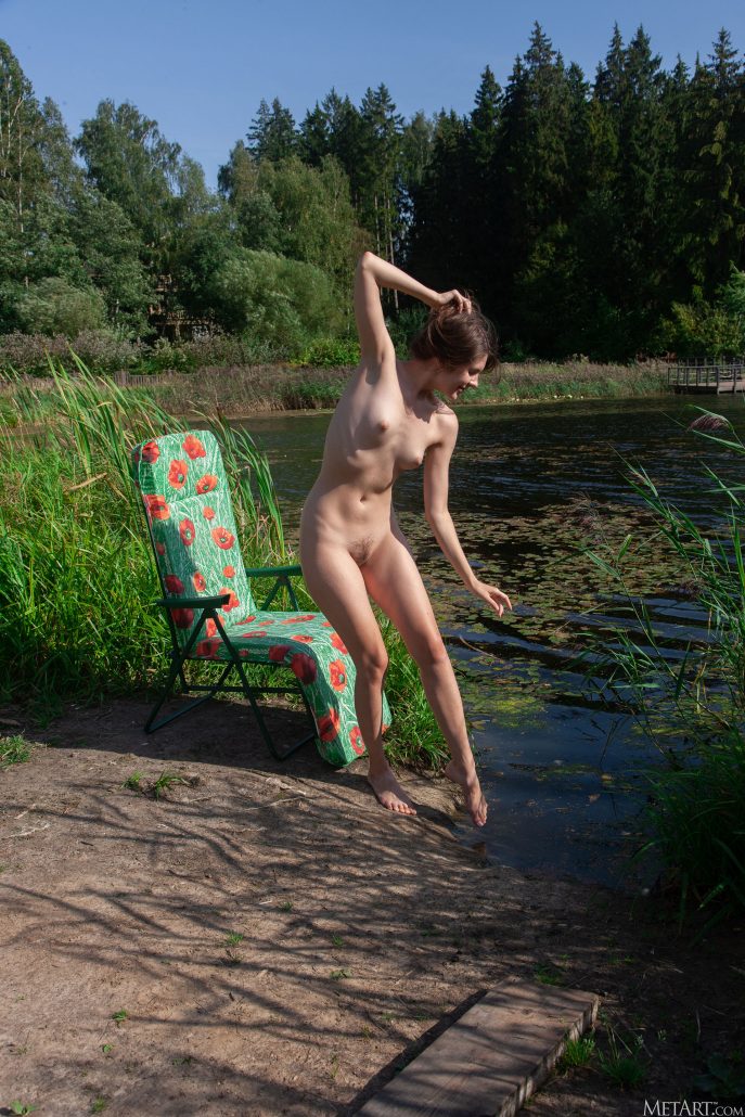 Голая колхозница пришла на речку