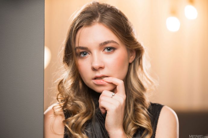 Голая Эльвира выпивает в одиночестве