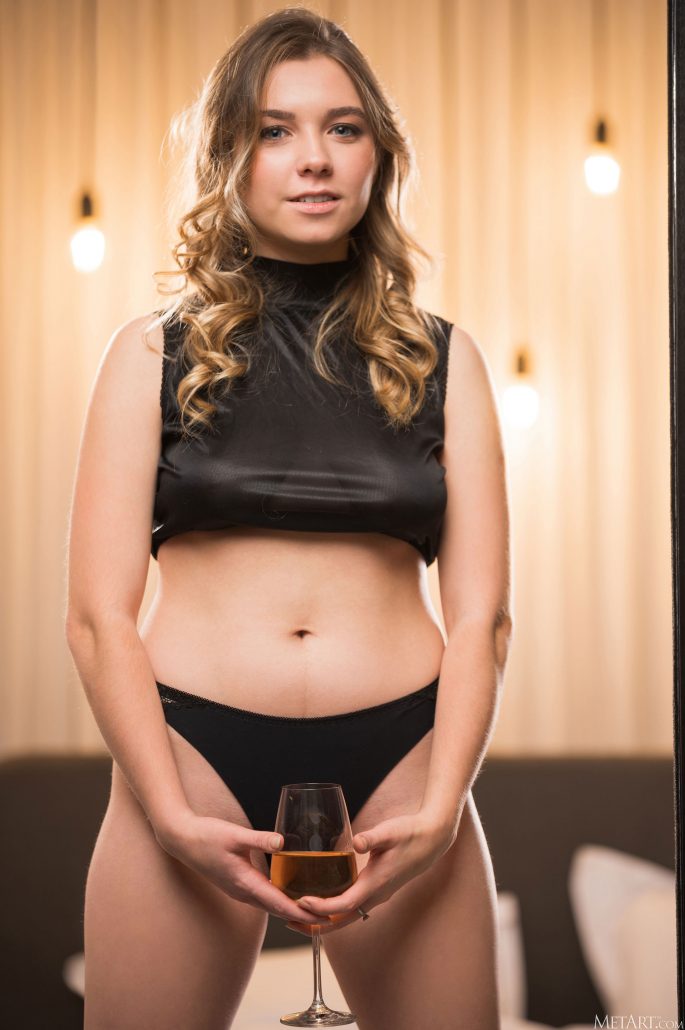 Голая Эльвира выпивает в одиночестве