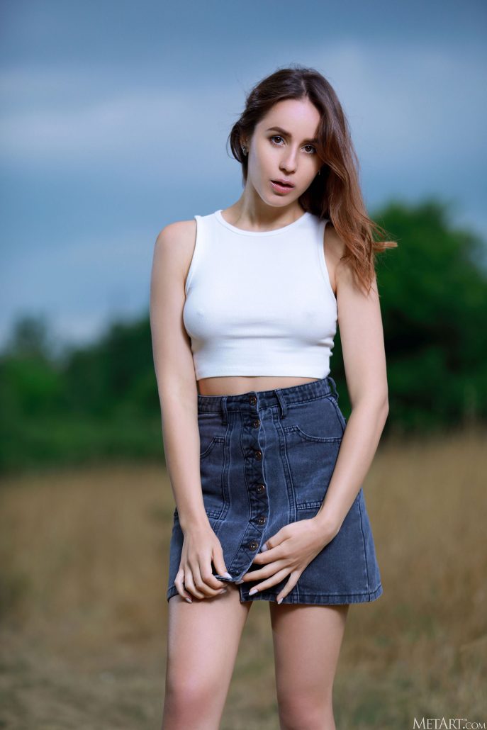 Голая Линда фотосессия на природе