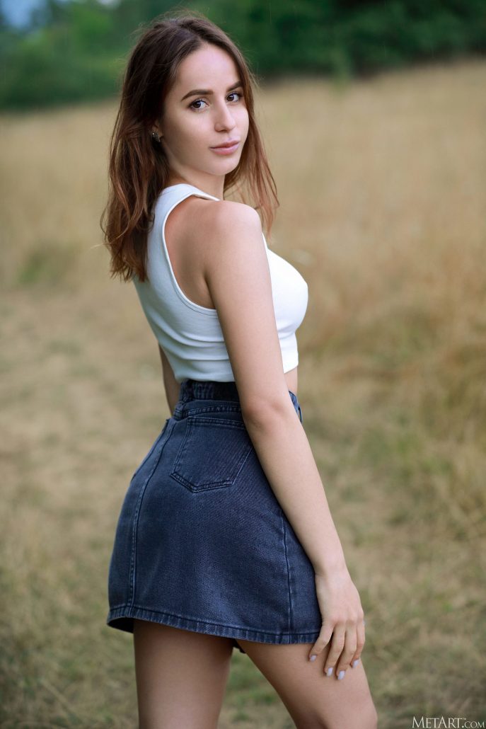 Голая Линда фотосессия на природе