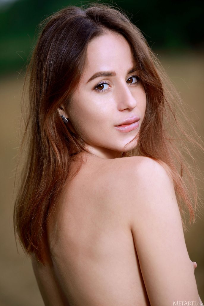 Голая Линда фотосессия на природе