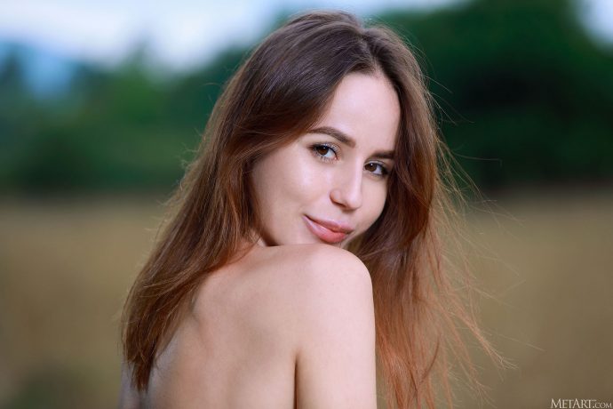 Голая Линда фотосессия на природе