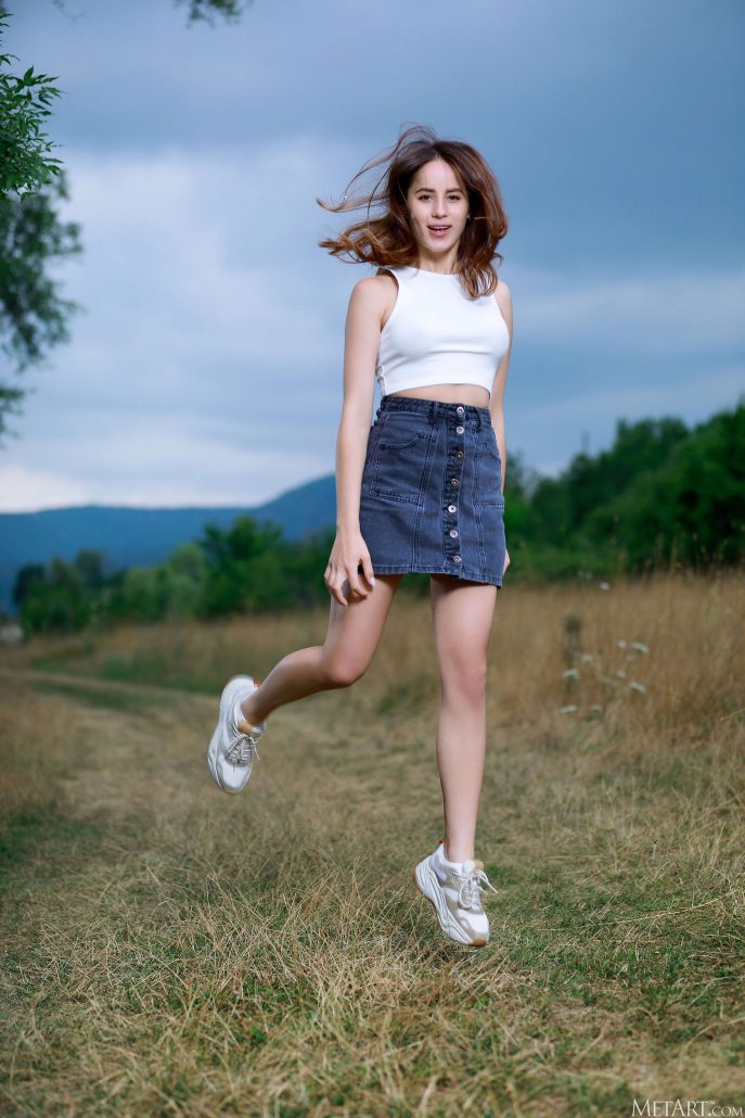 Голая Линда фотосессия на природе