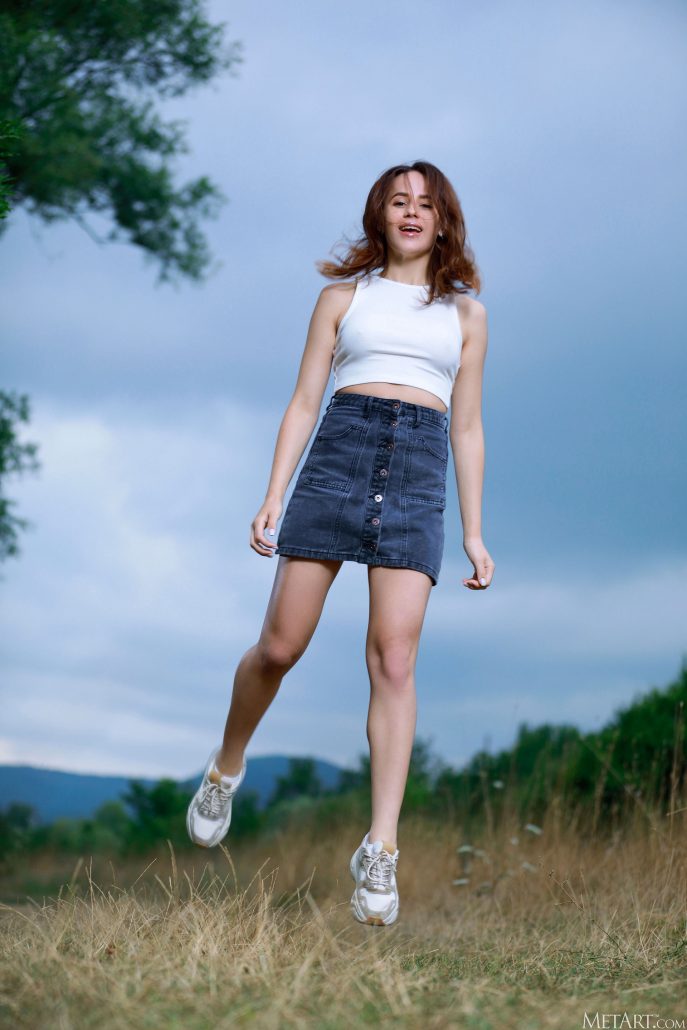 Голая Линда фотосессия на природе