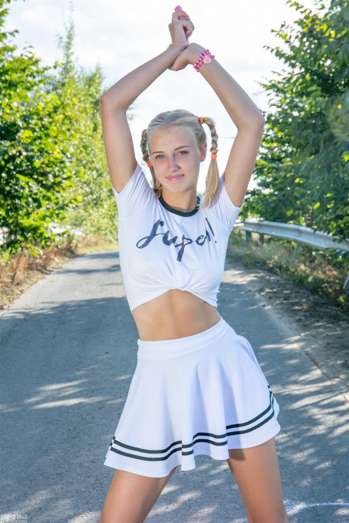 Голая Ксюша вспоминает детство