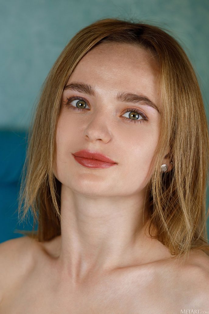 Голая Снежана ждёт мужа с работы