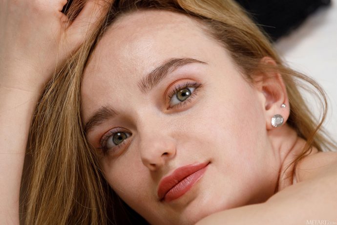 Голая Снежана ждёт мужа с работы