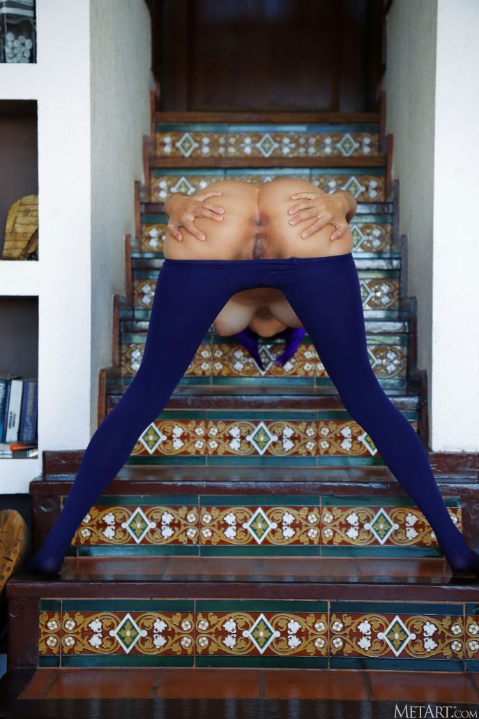 Голая девушка с фиолетовыми волосами