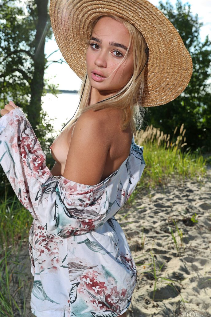 Голая студентка 19 лет отдыхает на пляже