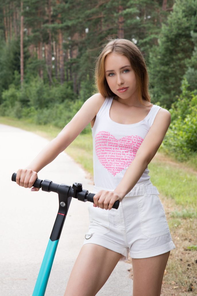 Голая девушка на самокате