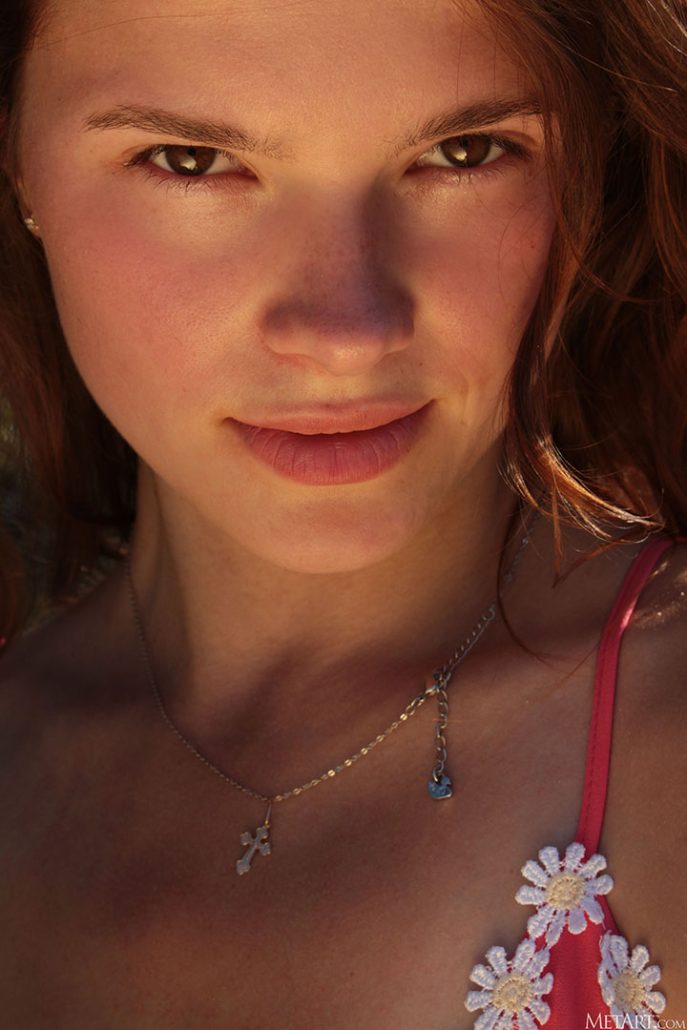 Эротическое поедание арбуза молодой киской