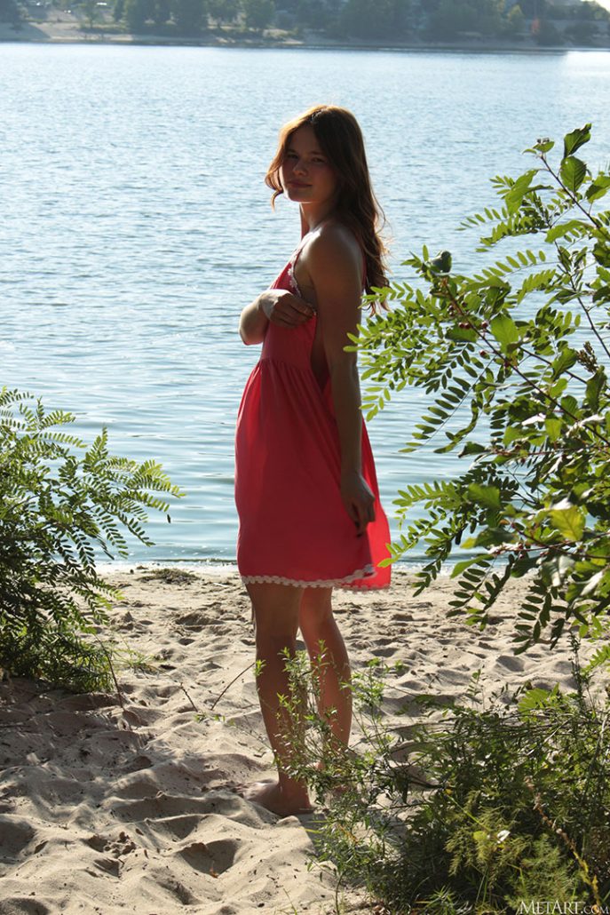 Эротическое поедание арбуза молодой киской