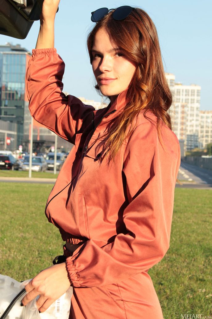 Эротическое поедание арбуза молодой киской