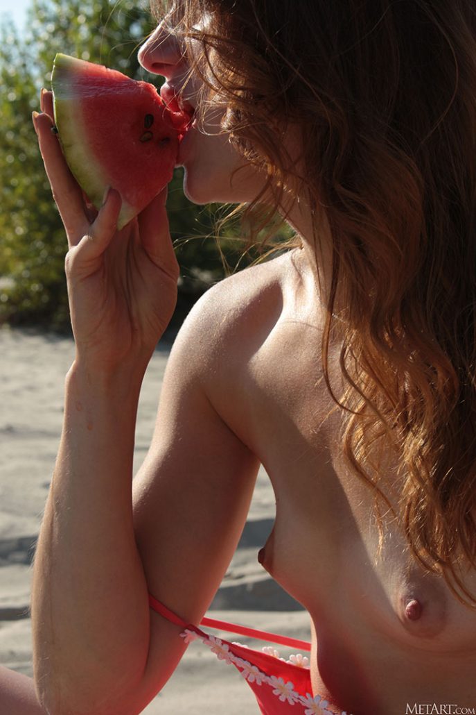 Эротическое поедание арбуза молодой киской