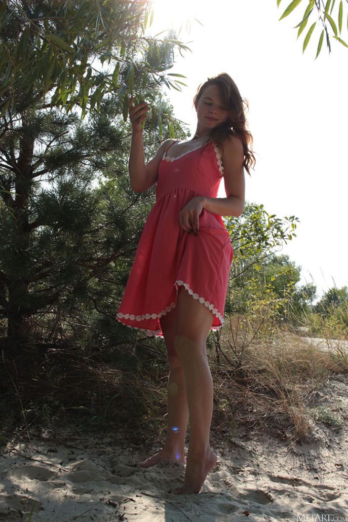 Эротическое поедание арбуза молодой киской