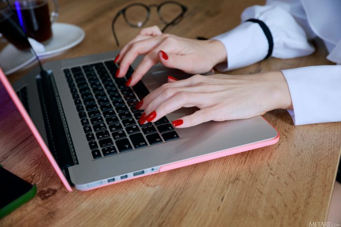 Голая развратница Джулия в свои 31