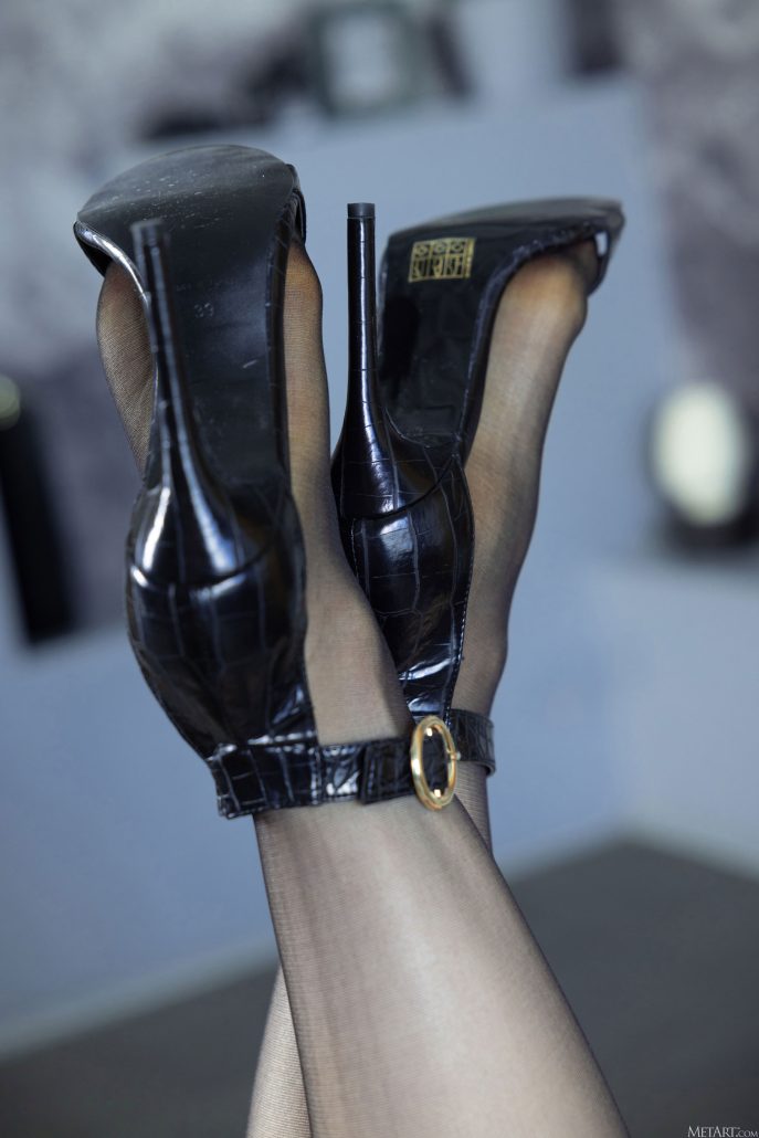 Блондинка в возрасте раздвигает как надо