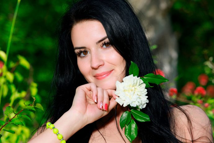 Брюнетка в лесу приходи отсосу