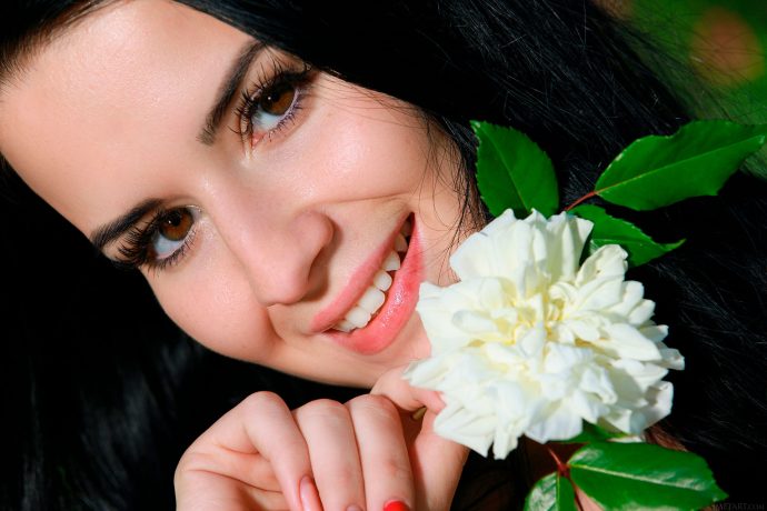 Брюнетка в лесу приходи отсосу