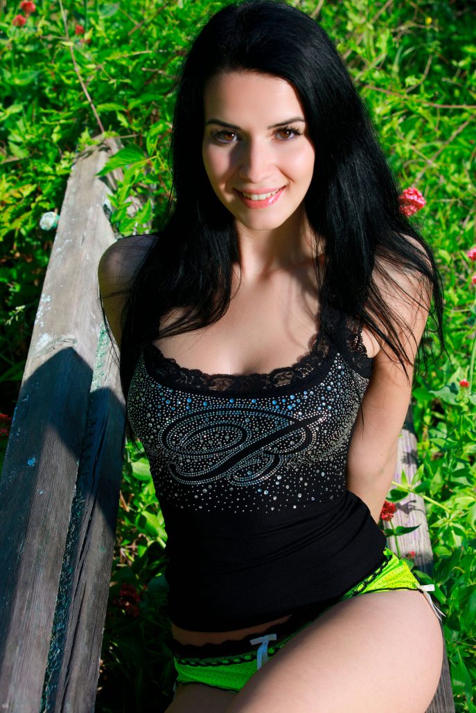 Брюнетка в лесу приходи отсосу