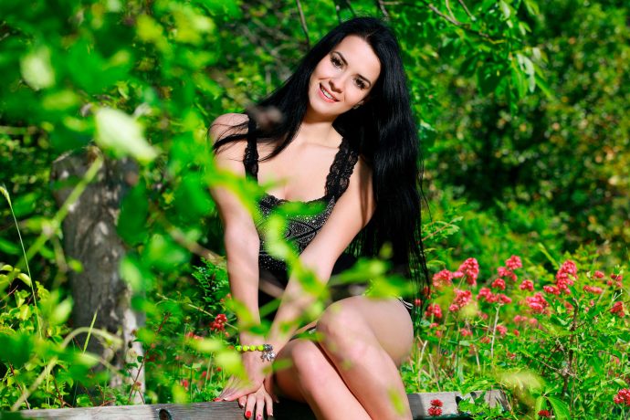 Брюнетка в лесу приходи отсосу