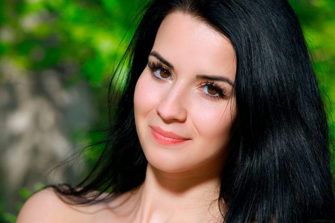 Брюнетка в лесу приходи отсосу