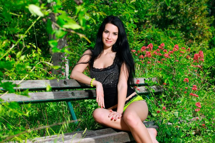 Брюнетка в лесу приходи отсосу