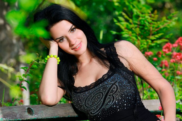 Брюнетка в лесу приходи отсосу