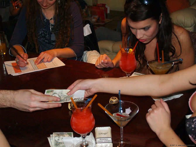 фото голая официантка