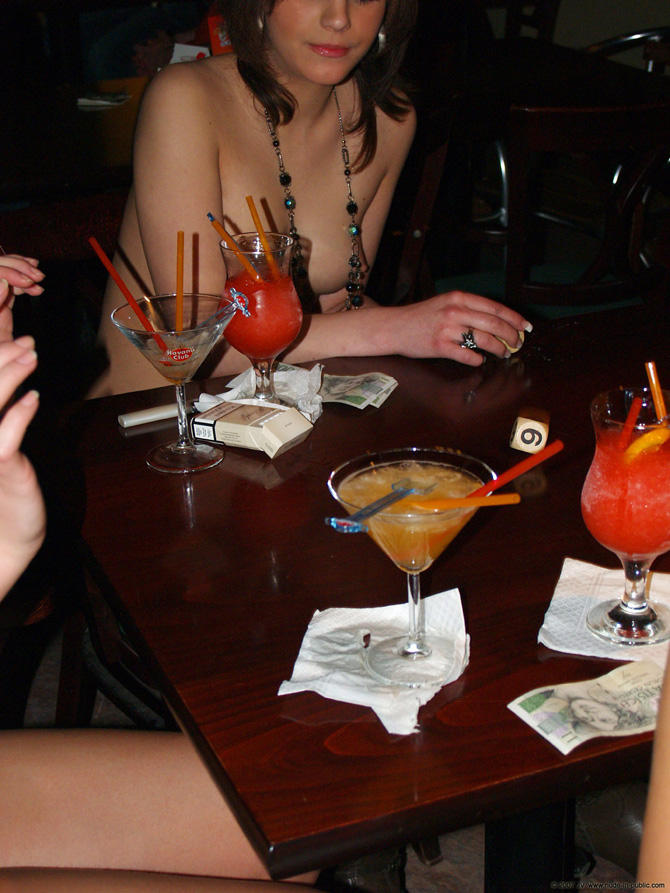 фото голая официантка