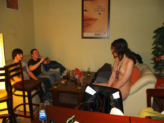 фото голая официантка