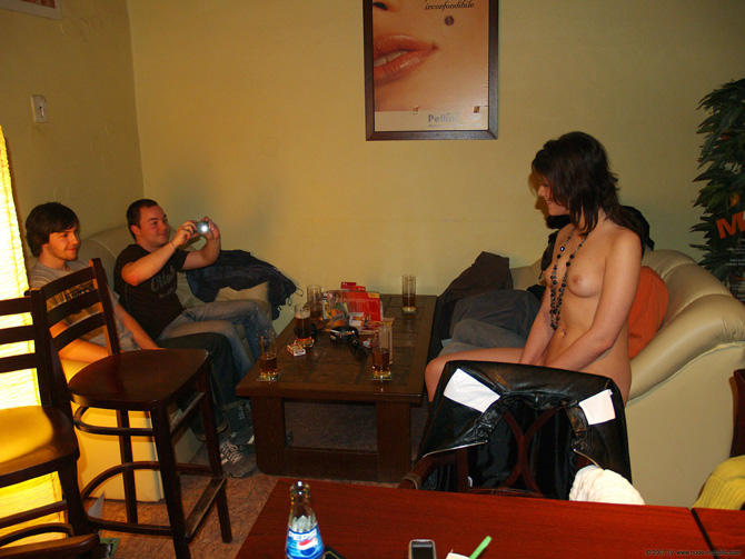 фото голая официантка