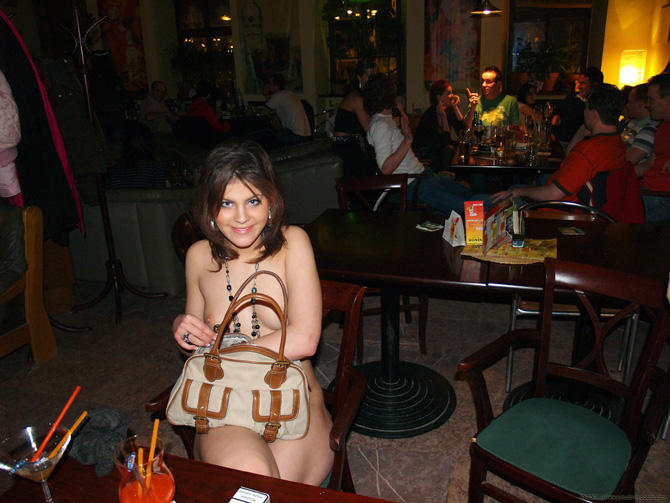 фото голая официантка