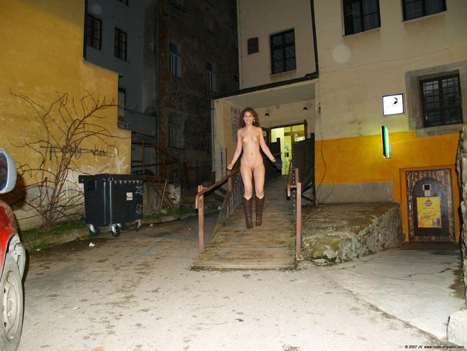 фото голая официантка