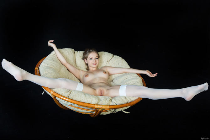 Фото голая няшка