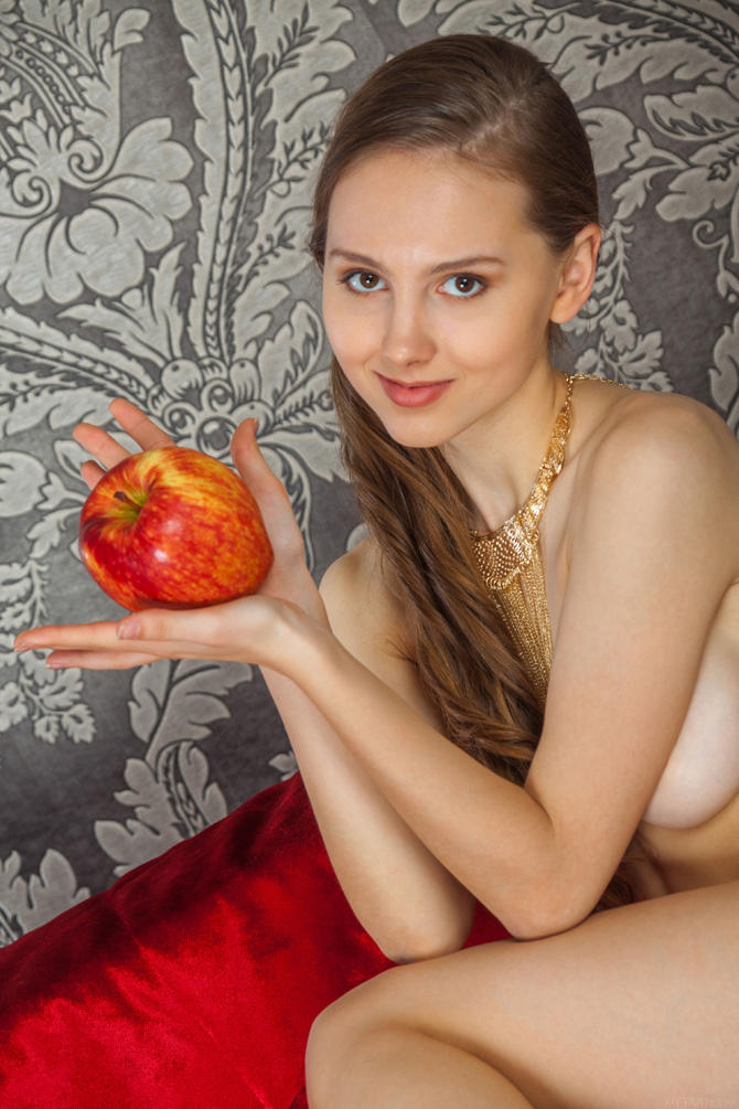 Совсем голая девушка