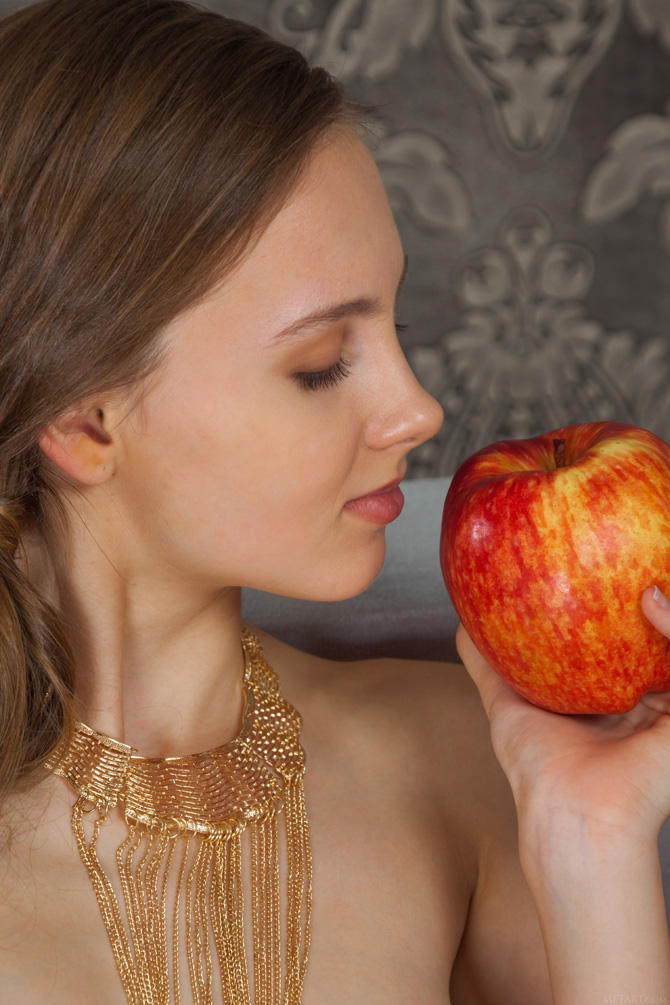 Совсем голая девушка