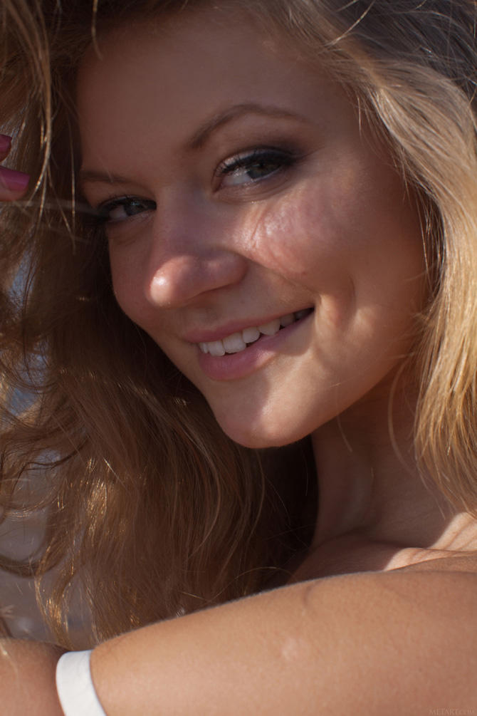 Фото девушка снимает трусики