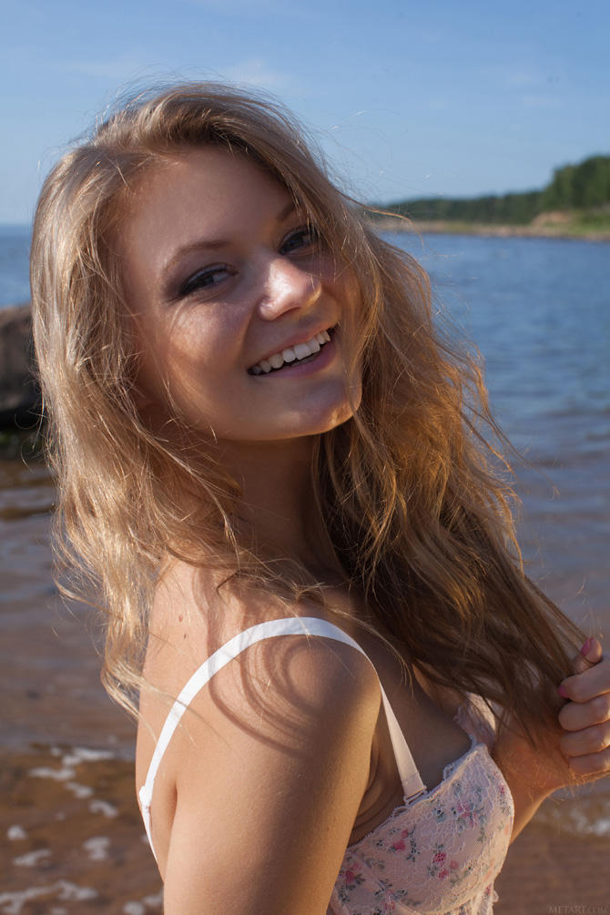 Фото девушка снимает трусики