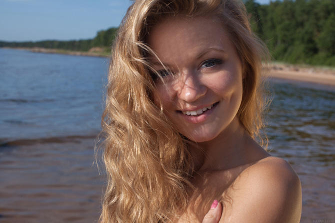 Фото девушка снимает трусики