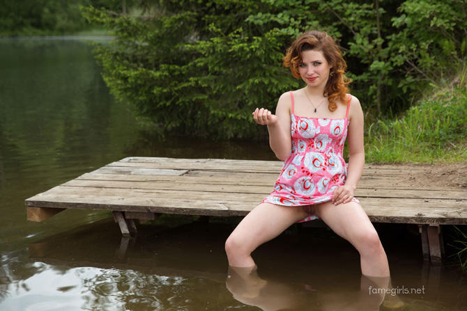 Голая на речке