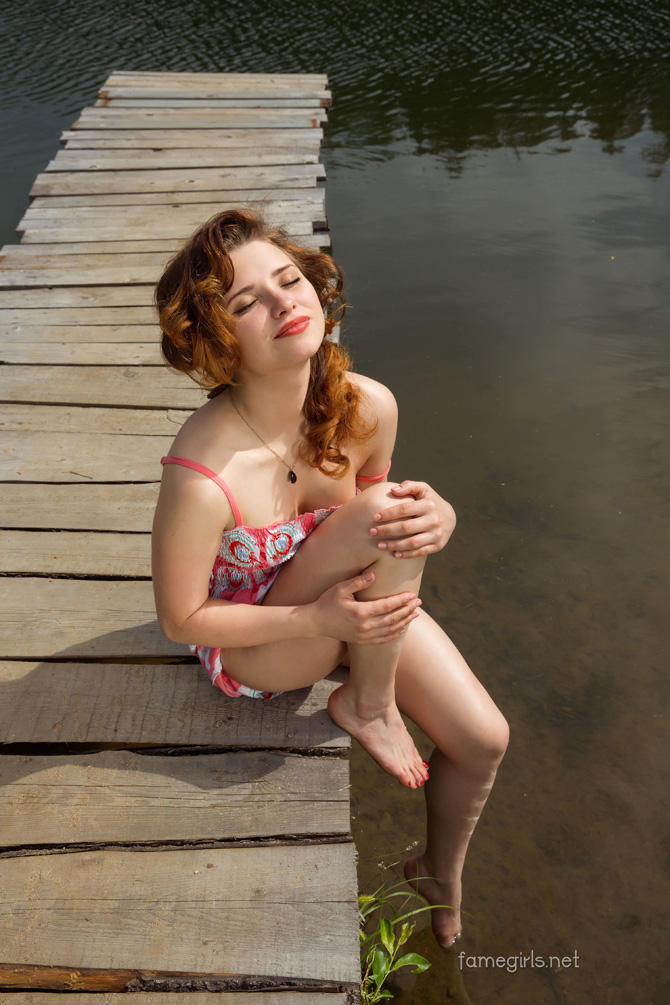 Голая на речке