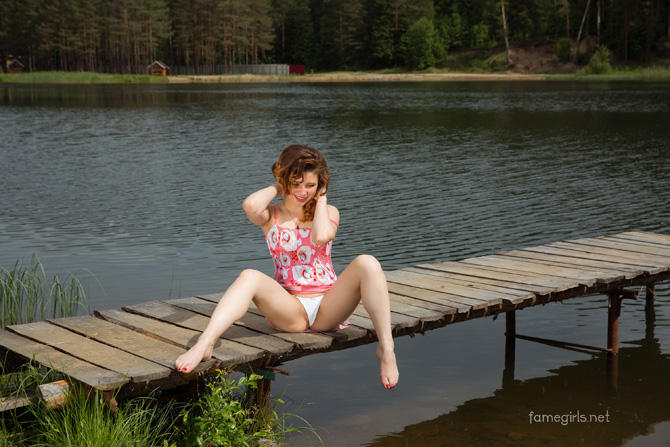 Голая на речке