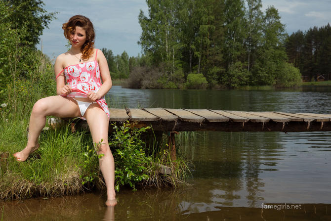 Голая на речке