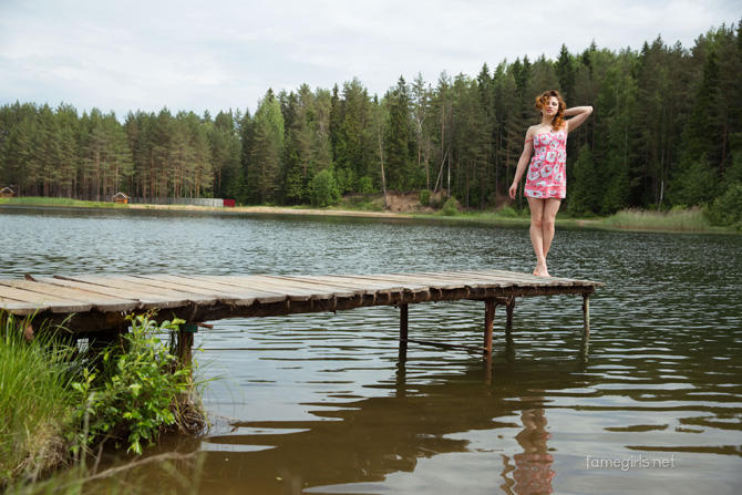 Голая на речке